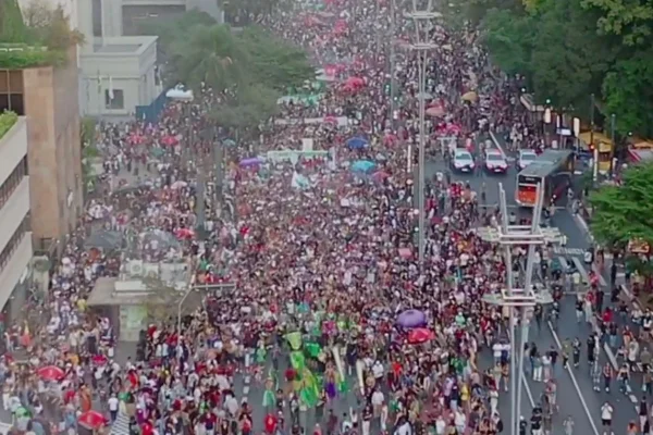 Imagem colorida mostra reprodução de vídeo no X com multidão na Avenida Paulista - Metrópoles