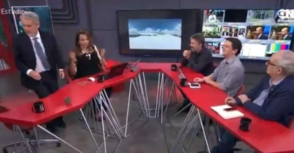 Jornalista abandona programa ao vivo: “Preciso ir ao banheiro”