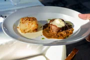 Medalhão de mignon gratin dauphinoise, ragu de funghi e gorgonzola doce