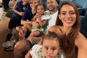 Neymar vai à arquibancada com Biancardi e filhos após estrear na Copa