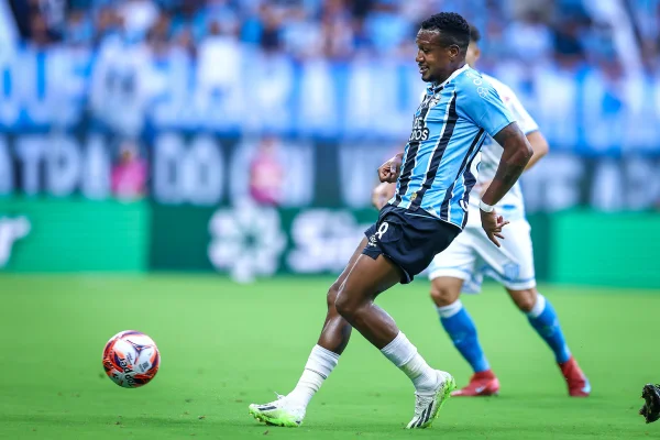 Imagem colorida de Edenilson jogando pelo Grêmio - Metrópoles