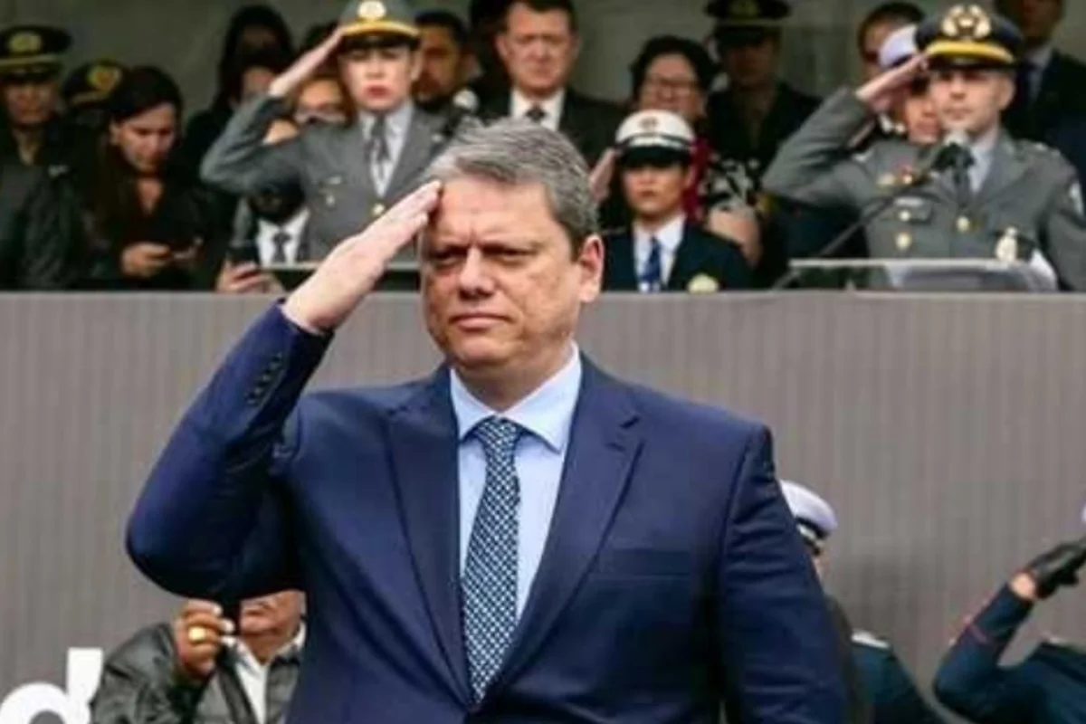 Com investigados, Tarcísio promove 11,2 mil policiais a 5 dias do 1º turno