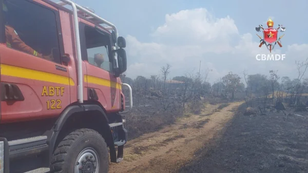 Viatura durante combate a incêndio - Metrópoles