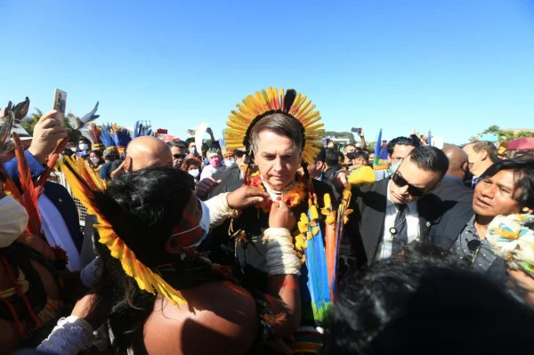 Bolsonaro recebe, sem máscara e de cocar, indígenas favoráveis ao governo
