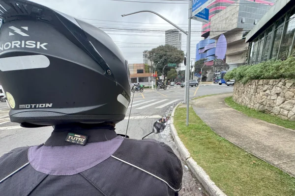 Imagem colorida de motorista por app que presta serviço de mototáxi