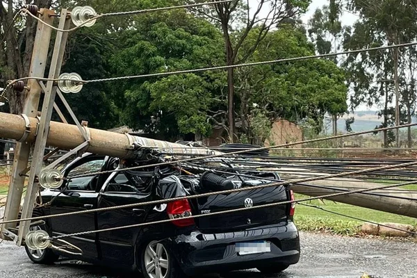 Poste cai em cima de carro com motorista no DF