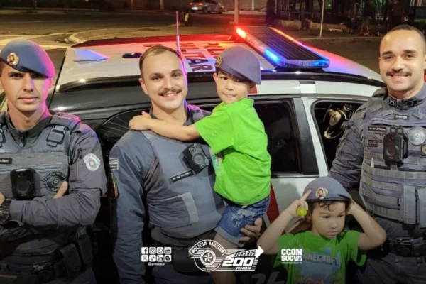 Leandro e Leonardo, gêmeos de 5 anos, foram encontrados pela PM após se perderem da família. Eles foram encontrados no Brás, no centro de SP - Metrópoles