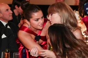 Taylor Swift e Selena Gomez no Globo de Ouro 2024
