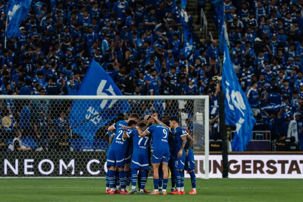 Imagem colorida do time do Al-Hilal abraçado em campo - Metrópoles