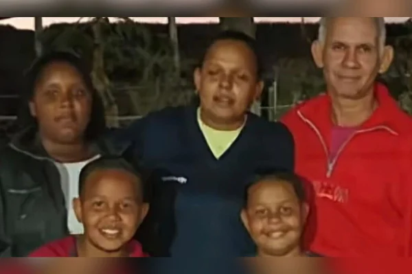 Imagem colorida mostra o caseiro Milton Gonçalves Filho, vestido com camisa vermelha, ao lado da mulher e dos 3 enteados que matou no interior de São Paulo - Metrópoles