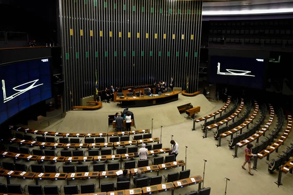Em meio à PEC da Previdência, Câmara vota PL que cria pensão especial