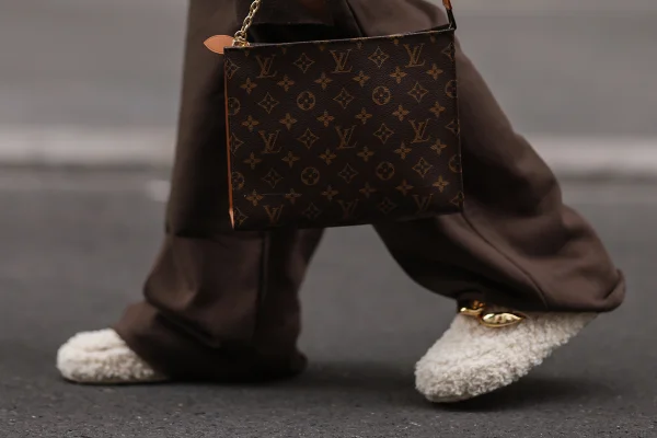 pantufas brancas, calças pretas e bolsa louis vuitton - metrópoles