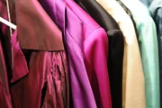 Roupas de seda também fazem parte do grupo de peças que não devem ir em secadoras. Também devem secar na sombra Roupas de seda também fazem parte do grupo de peças que não devem ir em secadoras. Também devem secar na sombra