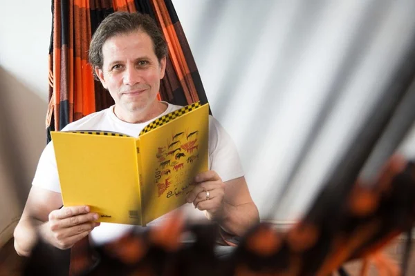 Escritor brasiliense ganha fama na Coreia e tem livro inspirado no DF