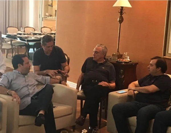 Temer discute PEC dos Gastos Públicos com líderes na casa de Rosso
