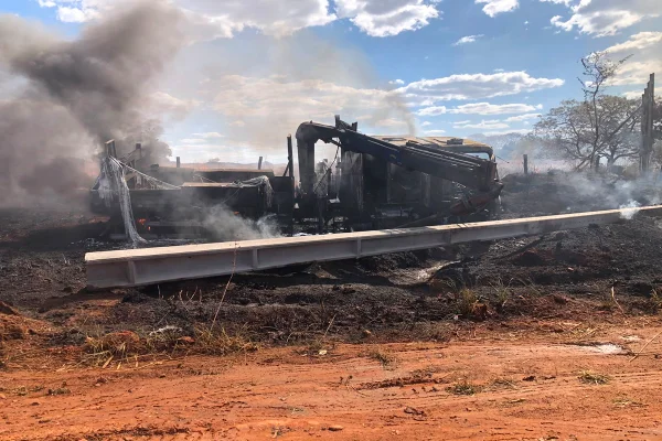 Caminhão pega fogo em rodovia e chamas avançam até povoado em GO