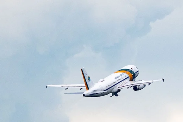 Avião da Força Aérea Brasileira (FAB) que leva Jair Bolsonaro, Michelle e alguns auxiliares para Orlando. Bolsonaro viajou em um avião da Força Aérea Brasileira (FAB) às vésperas da cerimônia de posse do presidente eleito Luiz Inácio Lula da Silva (PT), marcada para este domingo (1º/1/2023). A aeronave decolou às 14h02, fez uma parada no Aeroporto Internacional de Boa Vista (RR) e, depois, seguiu com destino a Orlando, na Flórida. Fotos