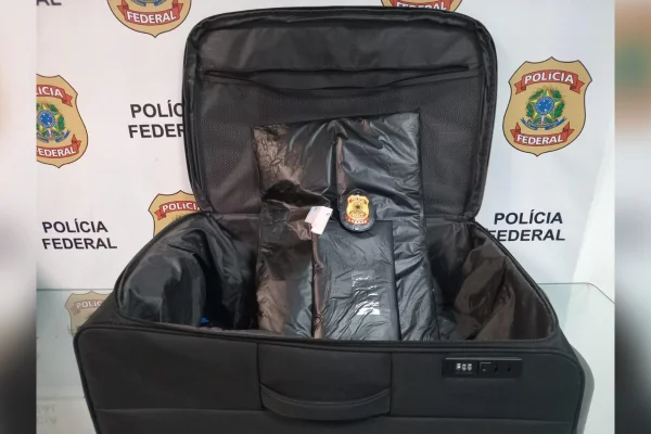 Passageiro é preso com mala recheada de cocaína antes de voo para Paris