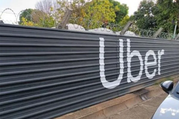 Ponto de apoio da Uber no aeroporto de Brasília, apelidado pelos motoristas de 'curralzinho'