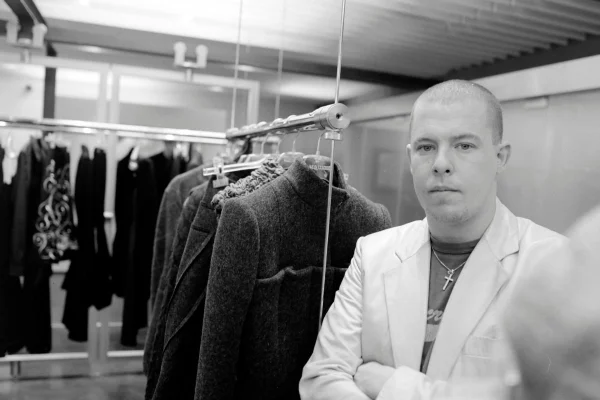 Na imagem com cor, alexander mcqueen - metrópoles