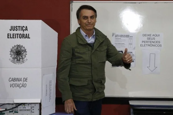 Com piora econômica e reprovação alta, Bolsonaro muda mira para 2022