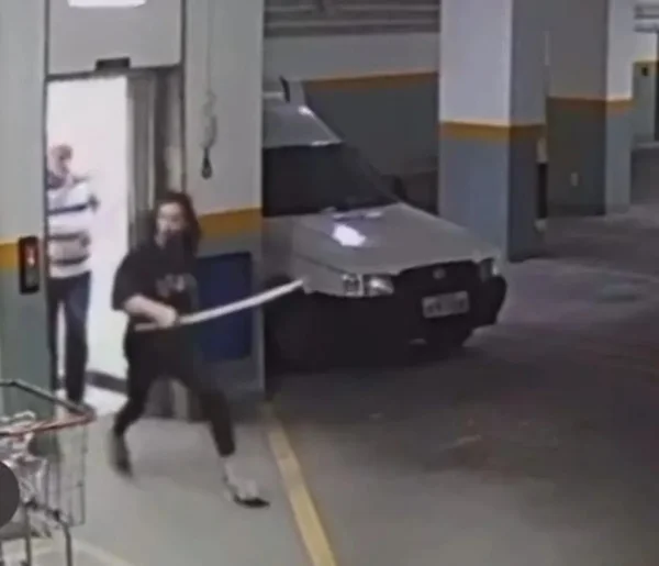 Vídeo: “Samurai” usa espada japonesa e expulsa ladrões de bicicletas
