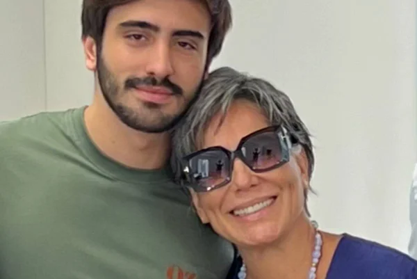 Foto colorida de Glória Pires com o filho, Bento - Metrópoles