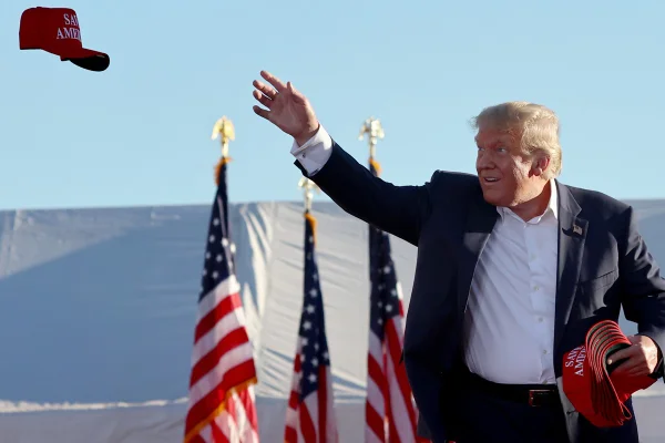 Donald Trump em 2022 com bonés Make America Great Again - Metrópoles