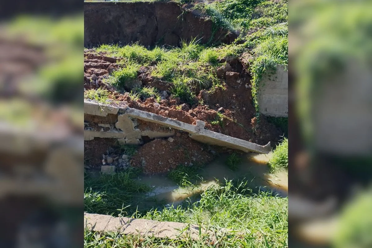 Rompimento de uma tubulação de saneamento causou a queda de um talude, mas não deixou vítimas nem atingiu imóveis, segundo a Defesa Civil Rompimento de uma tubulação de saneamento causou a queda de um talude, mas não deixou vítimas nem atingiu imóveis, segundo a Defesa Civil