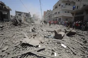 Destruição após os ataques israelenses a uma casa pertencente à família Sabit no Campo de Refugiados de Al-Maghazi, localizado no centro de Gaza Destruição após os ataques israelenses a uma casa pertencente à família Sabit no Campo de Refugiados de Al-Maghazi, localizado no centro de Gaza