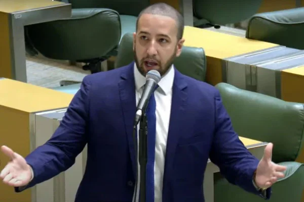 Imagem colorida do deputado Tenente Coimbra (PL) no plenário da Alesp