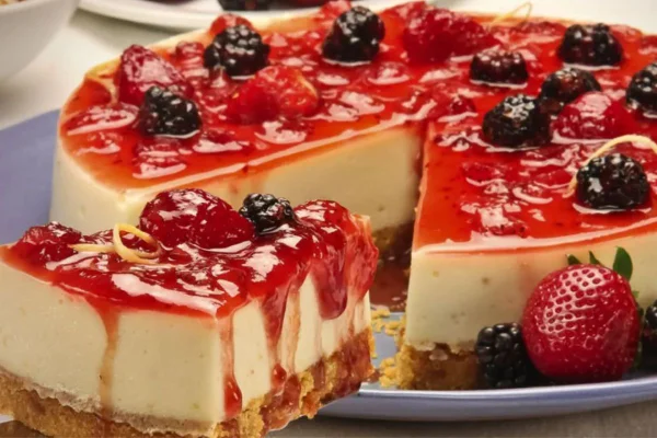 Torta de limão com cobertura de frutas vermelhas
