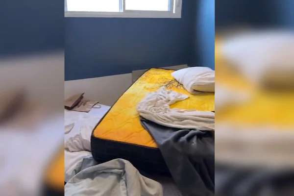 Quarto com colchão revirado e lençóis no chão - Metrópoles