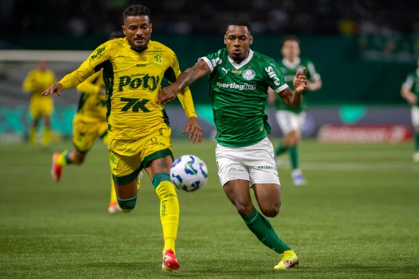Foto colorida de Mirassol e Palmeiras, com os jogadores Reinaldo e Allan - Metrópoles