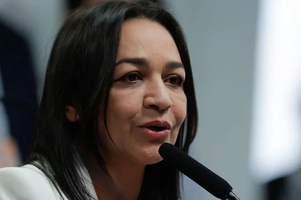 imagem colorida mostra senadora eliziane gama na CPMI do 8 de janeiro - Metrópoles