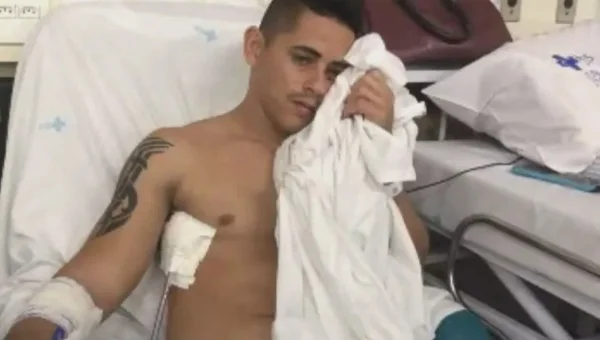 Raimundo deitado em cama de hospital