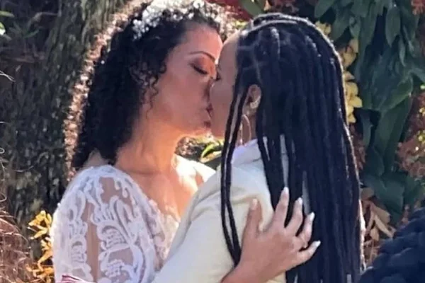 Foto colorida de duas mulheres se beijando