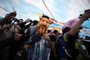 Caricatura de Lionel Messi no meio da torcida argentina