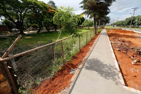 Calçadas que ligam dez hospitais a pontos de ônibus serão reformadas