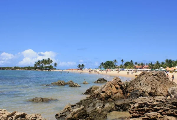 praia com pedras