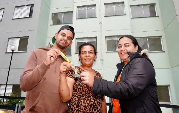 Prefeitura de SP entrega 298 apartamentos e 204 escrituras na Zona Leste
