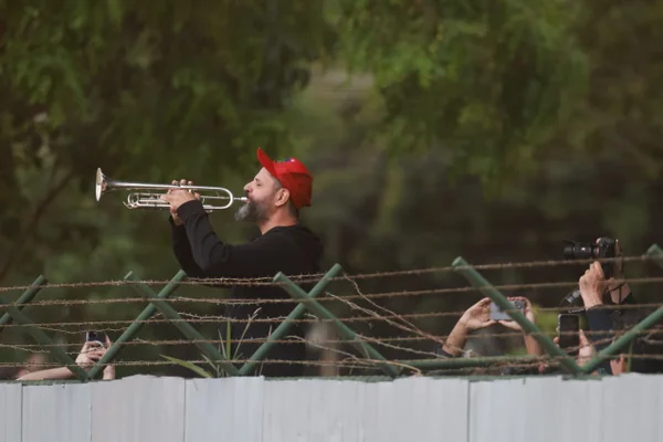 Fabiano trompetista toca marcha fúnebre em grade da PF, onde Bolsonaro está preso