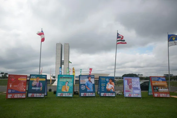 Servidores protestam contra reforma administrativa em Brasília