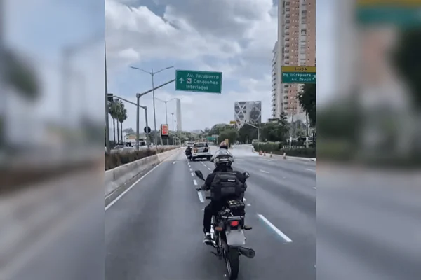 Imagem colorida de uma motocicleta sendo atingida por uma viatura da PM com manobras bruscas - Metrópoles