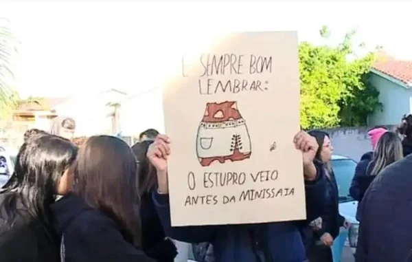 Manifestantes levantam cartazes contra professor que estuprou alunas em SC - Metrópoles
