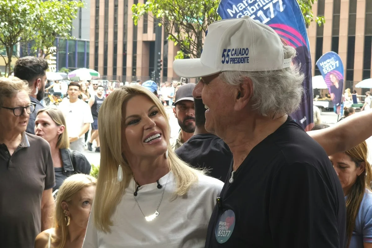 Ronaldo Caiado participa de caminhada na Avenida Paulista. Na foto com Val Marchiori Ronaldo Caiado participa de caminhada na Avenida Paulista. Na foto com Val Marchiori