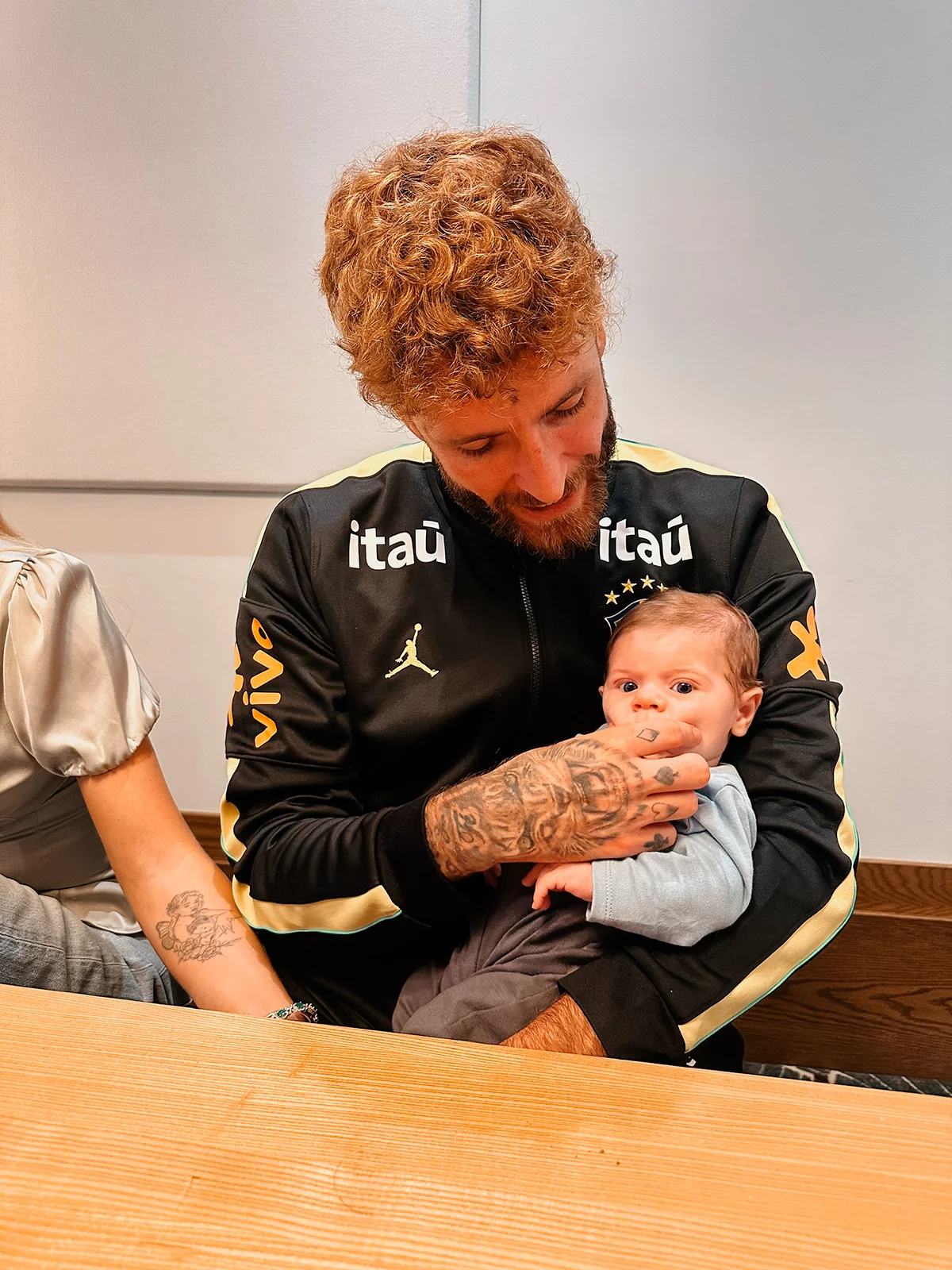 Karoline Lima aparece de mãos dadas com Léo Pereira Karoline Lima aparece de mãos dadas com Léo Pereira