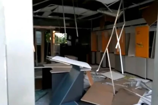Quadrilha explode agência bancária e faz reféns no sul de Minas Gerais