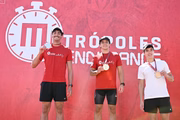 Atletas sobem ao pódio e recebem medalhas após completarem a prova de Águas Abertas 3 km no Metrópoles Endurance 