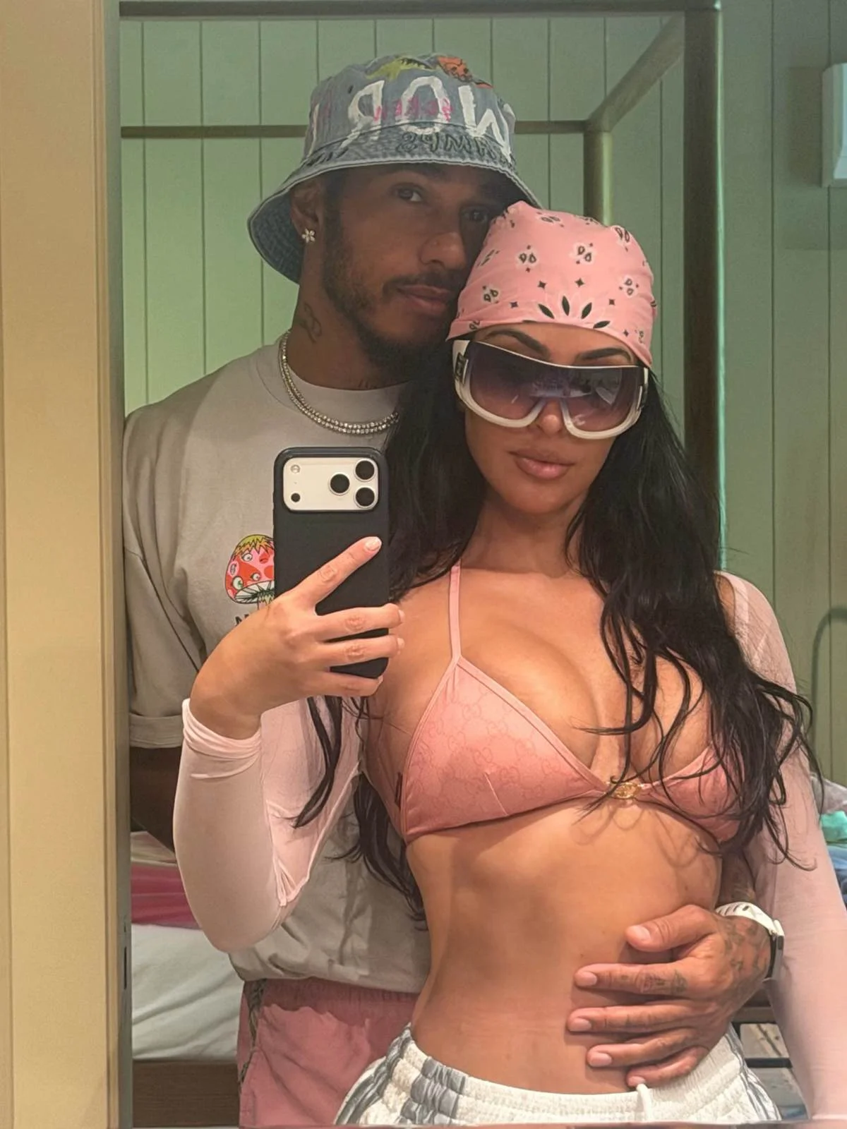 Lewis Hamilton e Kim Kardashian mostram momentos de intimidade na web - imagem 1 Lewis Hamilton e Kim Kardashian mostram momentos de intimidade na web - imagem 1